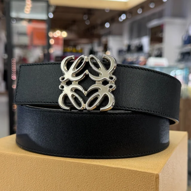 こんにちは😆
かんてい局盛岡店です🧡💛

LOEWE ロエベから、
アナグラムベルト サイズ表記36/90 
(ウエストサイズ約87.5cm～約92.5cm程度) が
店頭に入荷しております🤭

コーディネートに合わせやすいブラックカラーに
シルバーのアナグラム金具が素敵👏🏻

比較的綺麗な状態で
スタッフおすすめのお品物です👌🏼✨

ぜひ店頭にてご覧ください👀♪

2/28(土)まで
『LOUIS VUITTON買取10％UP』を開催中- ̗̀‪‪💡‬ ̖́-

お家に眠っている
LOUIS VUITTON商品がございましたら、
この機会にお持ちくださいね😊

皆さまのご来店お待ちしております🙇🏻‍♀️

#かんてい局盛岡店
#LOEWE
#ロエベ
#アナグラムベルト
#シルバー金具
#ブランド小物
#ブランド販売
#ブランド買取
#質預かり
#質屋
#岩手
#盛岡
#本宮
#皆さまのご来店お待ちしております