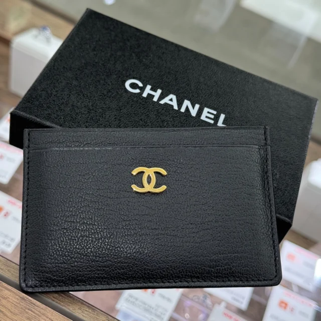 こんにちは‼️
かんてい局盛岡店です👌🏼✨

CHANEL シャネルから、
A11837 カードケースが
店頭に入荷しました- ̗̀‪‪💡‬ ̖́-

必要最低限のカードや免許証を
サッと持ち運べる便利なお品物😆

この春新生活を迎える方にも
おすすめですね⸜🙌🏻⸝‍

ぜひ店頭にてご覧ください😊

かんてい局盛岡店では
『新生活応援セール』開催中🌈

皆さまのご来店お待ちしております🙇🏻‍♀️

#かんてい局盛岡店
#CHANEL
#シャネル
#A11837
#カードケース
#ココマーク
#ブランド小物
#ブランド販売
#ブランド買取
#質預かり
#質屋
#岩手
#盛岡
#本宮
#皆さまのご来店お待ちしております