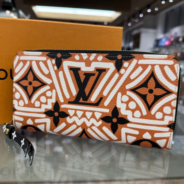 こんにちは‼️
かんてい局盛岡店です💖

LOUIS VUITTON ルイヴィトンから、
M69437 ジッピーウォレット LVクラフティが
店頭に入荷しました🤭

クレームカラメル(オレンジ系)が
POPな印象👏🏻

バッグの中でもパッと目を惹く
素敵なお品物です😊

ぜひ店頭にてご覧ください😆

かんてい局盛岡店では
2/16(月)から2/28(土)の期間
『LOUIS VUITTON買取10％UP』を
開催いたします- ̗̀‪‪💡‬ ̖́-

お家に使っていない
LOUIS VUITTON商品がございましたら、
この機会にぜひお持ちください🙏🏻✨

皆さまのご来店お待ちしております🙇🏻‍♀️

#かんてい局盛岡店
#LOUISVUITTON
#ルイヴィトン
#M69437
#ジッピーウォレット
#LVクラフティ
#ブランド財布
#ブランド販売
#ブランド買取
#質預かり
#質屋
#岩手
#盛岡
#本宮
#皆さまのご来店お待ちしております