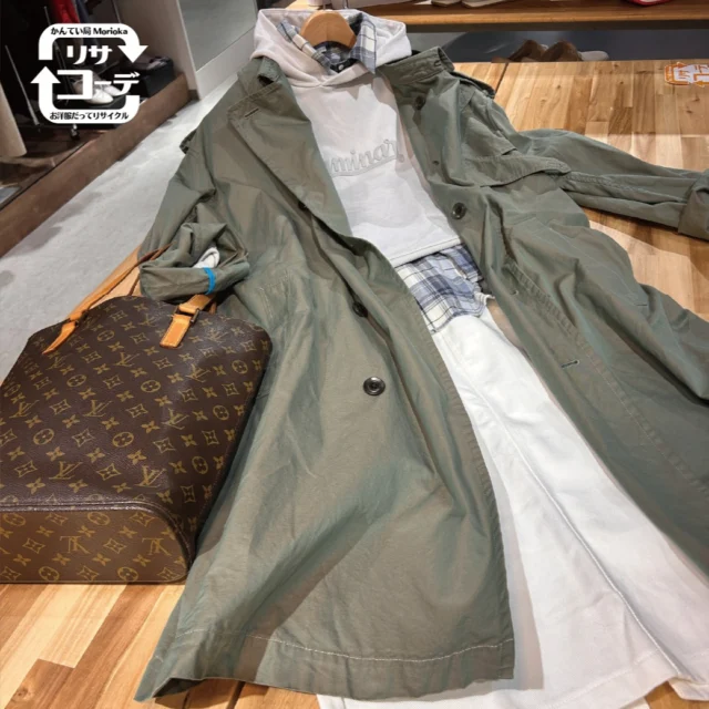 かんてい局のお洋服でリサイクルコーディネート、リサコです！ いつもご覧いただきありがとうございます！

♺リサコーデNo.199 春色ベーシック！
#Y's Bang on トレンチコート
#HERNO ロゴパーカー
#BAYFLOW チェックシャツ
#NIKE AIRFORCE1LOW RETRO

ブルーのチェックを抜け色に少し。かっこいいビッグトレンチ×モノグラムをデイリーに⭐
只今LINEお友だちにご登録いただいた方へ、ルイヴィトン買取10％UPクーポンを発行していますのでぜひお友だちになってご利用くださいませ💖かんてい局盛岡店で皆様のお越しをお待ちしております🔥