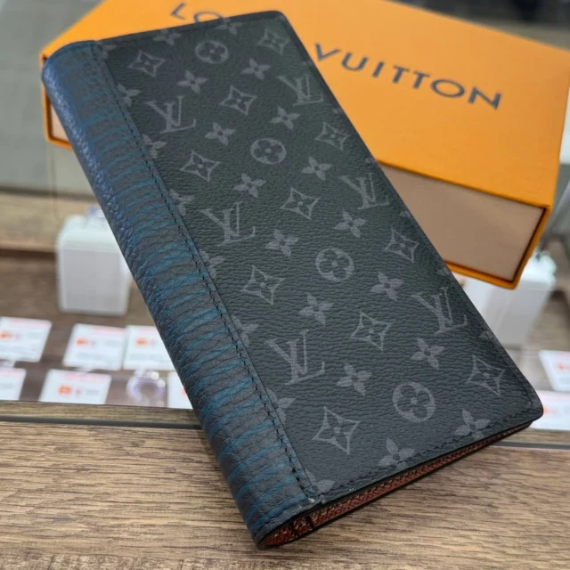 こんにちは〰
かんてい局盛岡店です😆

LOUIS VUITTON ルイヴィトンから、
M69700 ポルトフォイユ ブラザが
店頭に入荷しました‼️

遊び心たっぷりの
モノグラム パッチワーク エクリプスが
とっても素敵なんです🤭

人と被らないお財布を使いたい方に
おすすめですよ⸜🙌🏻⸝‍

収納力も抜群な
スタッフ一押しウォレットです👌🏼✨

ぜひ店頭にてご覧ください🙏🏻

『LOUIS VUITTON買取10％UP』開催中🧡💛

皆さまのご来店お待ちしております🙇🏻‍♀️

#かんてい局盛岡店
#LOUISVUITTON
#ルイヴィトン
#M69700
#ポルトフォイユブラザ
#モノグラムパッチワークエクリプス
#ブランド財布
#ブランド販売
#ブランド買取
#質預かり
#質屋
#岩手
#盛岡
#本宮
#皆さまのご来店お待ちしております