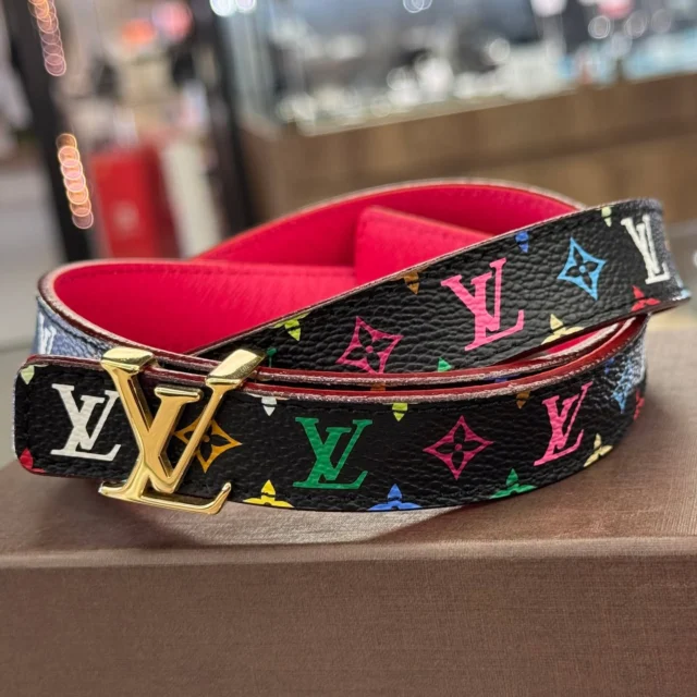 こんにちは🧡💛
かんてい局盛岡店です😆

LOUIS VUITTON ルイヴィトンから、
M9631V サンチュール･LVイニシャル
サイズ表記80/32
(ウエスト約74.5cm～約82cm程度) が
店頭に入荷しました- ̗̀‪‪💡‬ ̖́-

モノグラム･マルチカラーが
パッと目を惹きますね🤭✨

アクセサリー感覚で身に着けられる
おしゃれなお品物となっております🫶🏻

ぜひ店頭にてご覧ください🙏🏻

『LOUIS VUITTON買取10％UP』は
とうとう今日が最終日‼️

皆さまのご来店お待ちしております🙇🏻‍♀️

#かんてい局盛岡店
#LOUISVUITTON
#ルイヴィトン
#M9631V
#サンチュールLVイニシャル
#モノグラムマルチカラー
#ブランド小物
#ブランド財布
#ブランド販売
#ブランド買取
#質預かり
#質屋
#岩手
#盛岡
#本宮
#皆さまのご来店お待ちしております