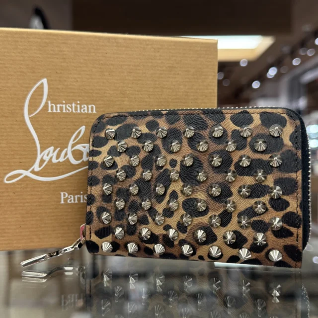 こんにちは‼️
かんてい局盛岡店です💖

Christian Louboutin クリスチャン ルブタンから、
PENETTONE COIN PURSE CALF
パネトーネ コインパース カーフが
店頭に入荷しました- ̗̀‪‪💡‬ ̖́-

レオパード柄にトゲトゲのスタッズが
印象的なお品物🫶🏻

中には仕切りもたっぷり😆✨️
小銭を分けて収納ができますね😊

ぜひ店頭にてご覧ください🙏🏻

『LOUIS VUITTON買取10％UP』は
今月末まで〰️🧡💛

皆さまのご来店お待ちしております🙇🏻‍♀️

#かんてい局盛岡店
#ChristianLouboutin
#クリスチャンルブタン
#PENETTONE
#パネトーネ
#コインケース
#ブランド小物
#ブランド販売
#ブランド買取
#質預かり
#質屋
#岩手
#盛岡
#本宮
#皆さまのご来店お待ちしております