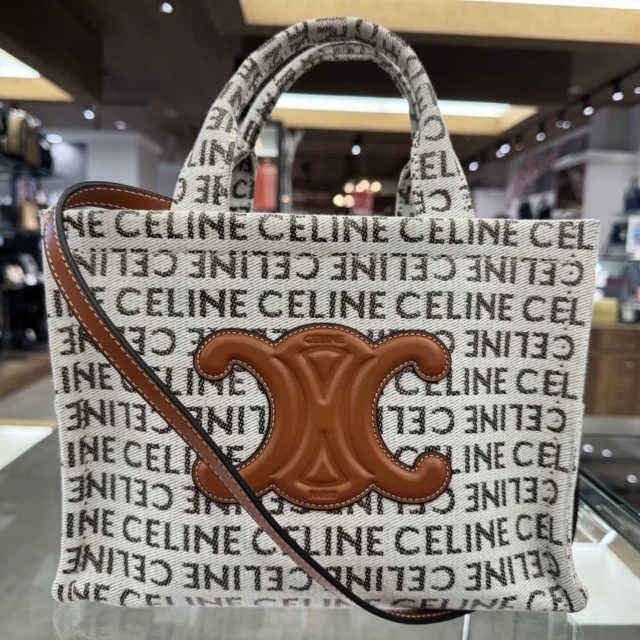 こんにちは👌🏼
かんてい局盛岡店です‼️

CELINE セリーヌから、
19916 2FEF.02NT
スモール カバ タイス トートバッグが
店頭に入荷しました😆

比較的使用感少ないお品物✨

大きめトリオンフがパッと目を惹く
素敵なお品物なんです😊

取り外し可能なストラップで、
2WAYでお使いいただけて便利⸜🙌🏻⸝‍

スタッフおすすめのバッグです🤭

ぜひ店頭にてご覧ください🧡💛

皆さまのご来店お待ちしております🙇🏻‍♀️

#かんてい局盛岡店
#CELINE
#セリーヌ
#19916 2FEF.02NT
#スモールカバタイストートバッグ
#トリオンフ
#ブランドバッグ
#ブランド財布
#ブランド販売
#ブランド買取
#質預かり
#質屋
#岩手
#盛岡
#本宮
#皆さまのご来店お待ちしております