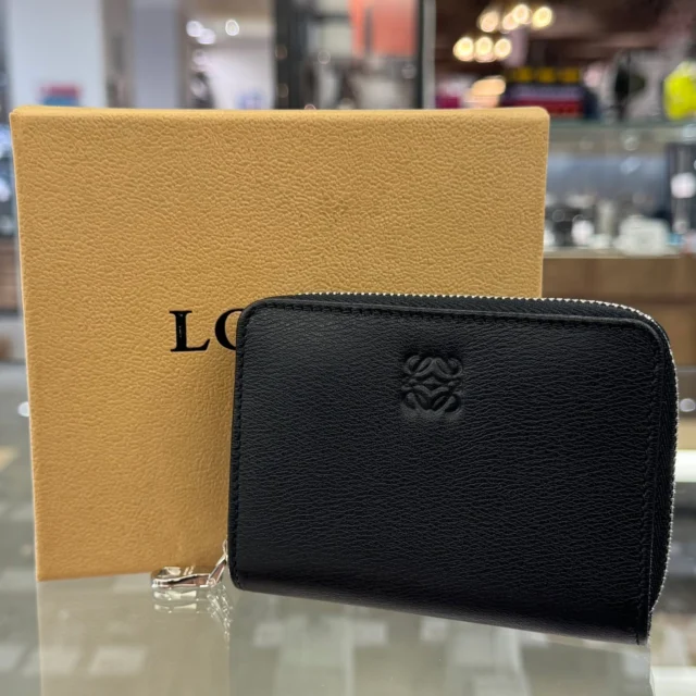 こんにちは〰
かんてい局盛岡店です🤭

LOEWE ロエベから、
アナグラム コインケースが
店頭に入荷しました🧡💛

シンプルなデザインですが、
内側はこんなに華やか🌼

これは使う度に気分が上がりますね✨

使用感少なめで状態の良い
おすすめのお品物です⸜🙌🏻⸝‍

ぜひ店頭にてご覧ください😆

『新生活応援セール』開催中🌱

皆さまのご来店お待ちしております🙇🏻‍♀️

#かんてい局盛岡店
#LOEWE
#ロエベ
#アナグラム
#コインケース
#ブランド小物
#ブランド財布
#ブランド販売
#ブランド買取
#質預かり
#質屋
#岩手
#盛岡
#本宮
#皆さまのご来店お待ちしております