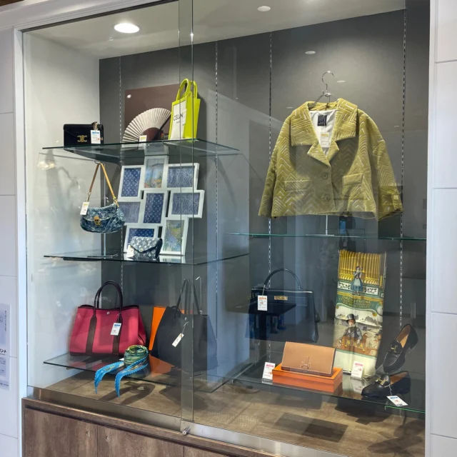 こんにちは✨
かんてい局盛岡店です😊
入口にあるハイケースのディスプレイを変更いたしました🌸

〈テーマ〉
No.9　『風がほどく、やわらかな春』

装いも少しずつ春へ。
日常に寄り添う名品とともに、軽やかな季節の始まりを感じていただけるようにディスプレイしました💜

気になる商品ございましたらぜひお気軽にスタッフまでお声がけくださいね🥰
皆さまのご来店心よりお待ちしております🙇‍♀️

#かんてい局盛岡店
#ブランド販売
#ブランド買取
#質預かり
#質屋
#岩手
#盛岡
#本宮
#皆さまのご来店お待ちしております