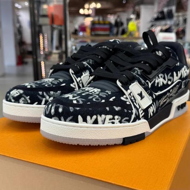 こんにちは🌈
かんてい局盛岡店です🧡💛

LOUIS VUITTON ルイヴィトンから、
1AIKQ8 LVトレイナー･ライン スニーカー
サイズ表記8 1/2(約27.0cm程度)が
店頭に入荷しました⸜🙌🏻⸝‍

こちらはNIGOコラボのお品物- ̗̀‪‪💡‬ ̖́-

デニム素材✖モノグラムフラワーがデザインされた
ラバーソールが素敵なんです🤭

サイズが合えばかなりお買い得ですよ🙆🏻‍♀️

店頭ではもちろんご試着OK‼️

気になる方はお気軽に
スタッフへお声がけください😊

皆さまのご来店お待ちしております🙇🏻‍♀️

#かんてい局盛岡店
#LOUISVUITTON
#ルイヴィトン
#1AIKQ8
#LVトレイナーライン
#NIGOコラボ
#ブランドアパレル
#ブランド販売
#ブランド買取
#質預かり
#質屋
#岩手
#盛岡
#本宮
#皆さまのご来店お待ちしております