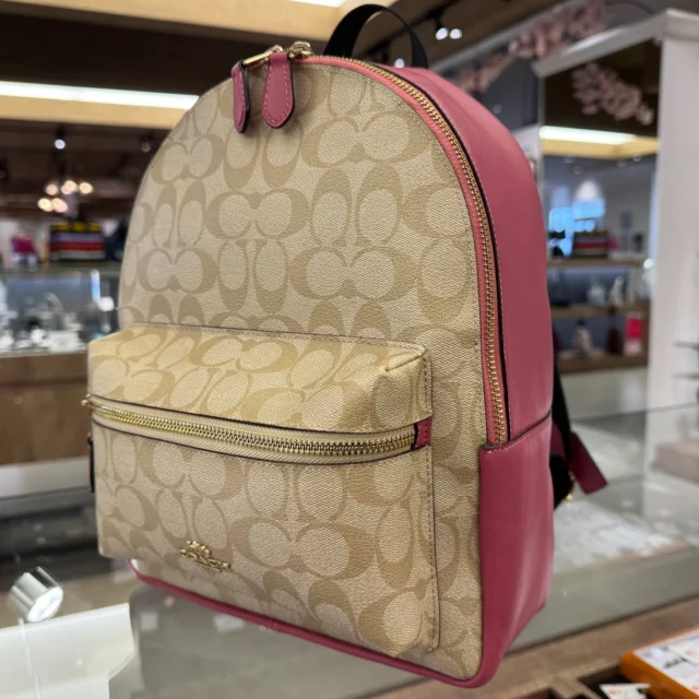 こんにちは‼️
かんてい局盛岡店です🫶🏻

COACH コーチから、F32200
チャーリー バックパックが
店頭に入荷しました🧡💛

優しいベージュ✖ピンクカラーが
これからの季節にぴったり🌼🌷

両手があくバックパックは、
お出かけの際にとっても便利ですよね🤭

比較的状態の良い
おすすめ商品となります- ̗̀‪‪💡‬ ̖́-

ぜひ店頭にてご覧ください👏🏻✨

かんてい局盛岡店では
『新生活応援セール』開催中🎉

皆さまのご来店お待ちしております🙇🏻‍♀️

#かんてい局盛岡店
#COACH
#コーチ
#F32200
#チャーリー
#バックパック
#リュックサック
#ブランドバッグ
#ブランド販売
#ブランド買取
#質預かり
#質屋
#岩手
#盛岡
#本宮
#皆さまのご来店お待ちしております