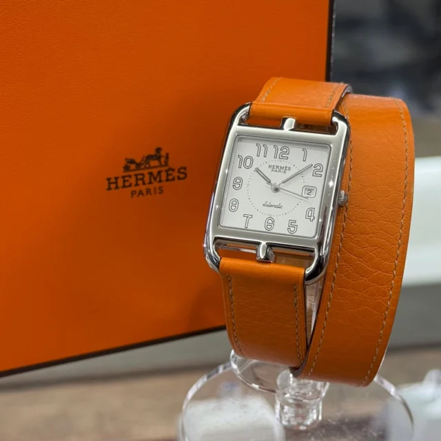 こんにちは‼️
かんてい局盛岡店です🤩

HERMES エルメスから、CC1.710
ケープコッド ドゥブルトゥール
□K刻印(2007年頃製造) が入荷しました⸜🙌🏻⸝‍

二重巻きのロングストラップで
手首を華奢に見せてくれる、
ブレスレット感覚の時計🧡💛

文字盤のさりげない
シェーヌ･ダンクルモチーフが
とっても素敵な1本です😆

ぜひ店頭にてご覧ください😊

ブランド品買取10％UPは3/31(火)まで👍🏻

皆さまのご来店お待ちしております🙇🏻‍♀️

#かんてい局盛岡店
#HERMES
#エルメス
#CC1.710
#ケープコッドドゥブルトゥール
#□K刻印
#2007年頃
#自動巻き
#ブランド時計
#ブランド販売
#ブランド買取
#質預かり
#質屋
#岩手
#盛岡
#本宮
#皆さまのご来店お待ちしております