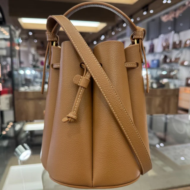 こんにちは😊
かんてい局盛岡店です‼️

Polène ポレーヌから、
Numero Huit Mini
ヌメロ ユイット ミニが入荷しました🫶🏻

ポレーヌは、独創的で曲線的なデザインが魅力的な
フランス発のレザーグッズブランド😋

シンプルですがパッと目を惹く
素敵なデザインのお品物なんです- ̗̀‪‪💡‬ ̖́-

ぜひ店頭にてご覧ください🙏🏻

3/31(火)まで開催中の
“ブランド品買取10％UP” は、
毎日たくさんのお客様にご来店いただき
ありがとうございます🤩

お家に使っていないブランド品や
貴金属等がございましたら
かんてい局盛岡店へ⸜🙌🏻⸝‍

皆さまのご来店お待ちしております🙇🏻‍♀️

#かんてい局盛岡店
#Polène
#ポレーヌ
#NumeroHuitMini
#ヌメロユイットミニ
#ハンドバッグ
#ショルダーバッグ
#ブランドバッグ
#ブランド販売
#ブランド買取
#質預かり
#質屋
#岩手
#盛岡
#本宮
#皆さまのご来店お待ちしております