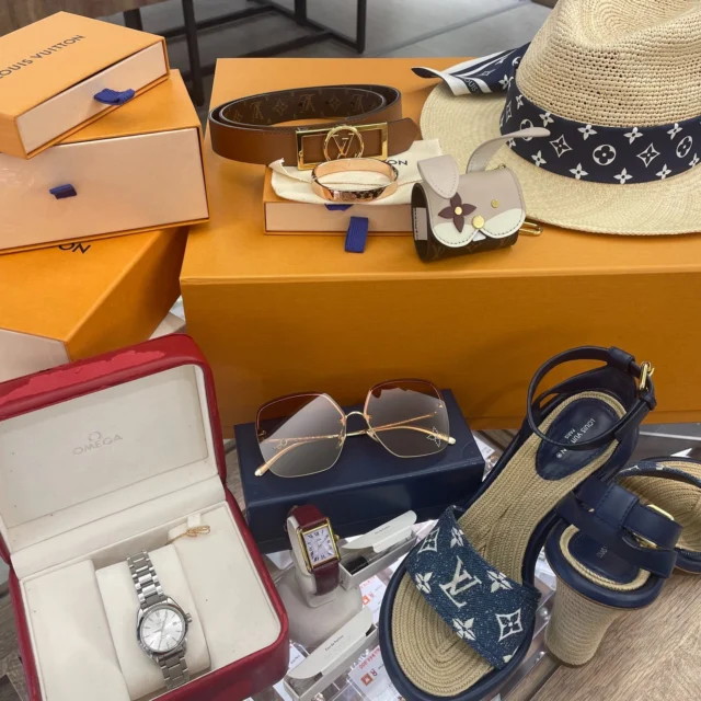 こんにちは🙋🏻‍♀️
かんてい局盛岡店です‼️

かんてい局盛岡店では
3/31(火)までブランド買取10％UPを開催中🤭

3連休の最終日の昨日も
たくさんのお客様にご来店いただき
誠にありがとうございました🙏🏻💖

昨日お買い取りさせていただいた
お品物になります‼️

たくさんのお持ち込み
ありがとうございます😊

お家に眠っているブランド時計や
ブランドバッグ、貴金属、ジュエリー、
ブランドアパレル等ございましたら
かんてい局盛岡店へお越しください✨

皆さまのご来店お待ちしております🙇🏻‍♀️

#かんてい局盛岡店
#買取10％UP
#買取強化
#ブランド時計
#ブランドバッグ
#貴金属
#ジュエリー
#アパレル
#ブランド販売
#ブランド買取
#質預かり
#質屋
#岩手
#盛岡
#本宮
#皆さまのご来店お待ちしております