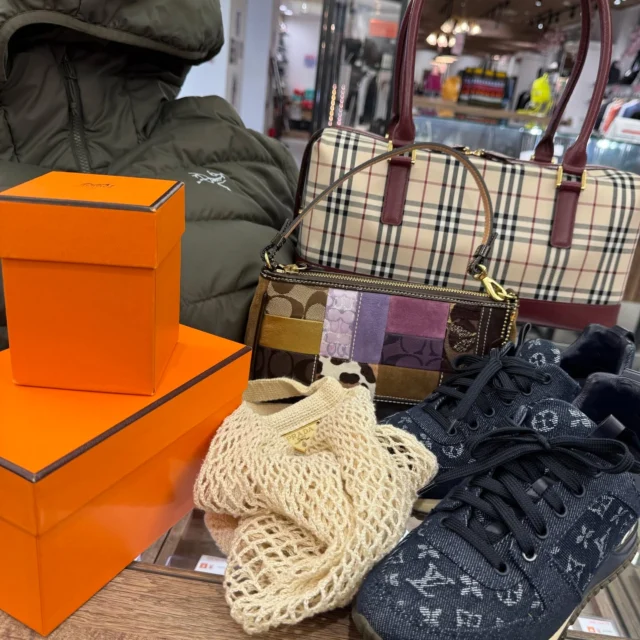 こんにちは〰
かんてい局盛岡店です‼️

かんてい局盛岡店では3/31(火)まで
ブランド買取10％UPを開催中⸜🙌🏻⸝‍

毎日たくさんのお客様にご来店いただき
ありがとうございます🧡💛

昨日お買い取りさせていただいた
お品物になります🙆🏻‍♀️

たくさんのお持ち込み
ありがとうございます🙏🏻✨

お家に眠っているブランド時計や
ブランドバッグ、貴金属、ジュエリー
ブランドアパレル等ございましたら
かんてい局盛岡店へお越しください😆

今日は雨降りの1日になりそうですね☔
かんてい局盛岡店は今日も元気に
19時まで営業中🕖

皆さまのご来店お待ちしております🙇🏻‍♀️

#かんてい局盛岡店
#買取10％UP
#買取強化
#ブランド時計
#ブランドバッグ
#貴金属
#ジュエリー
#アパレル
#ブランド販売
#ブランド買取
#質預かり
#質屋
#岩手
#盛岡
#本宮
#皆さまのご来店お待ちしております