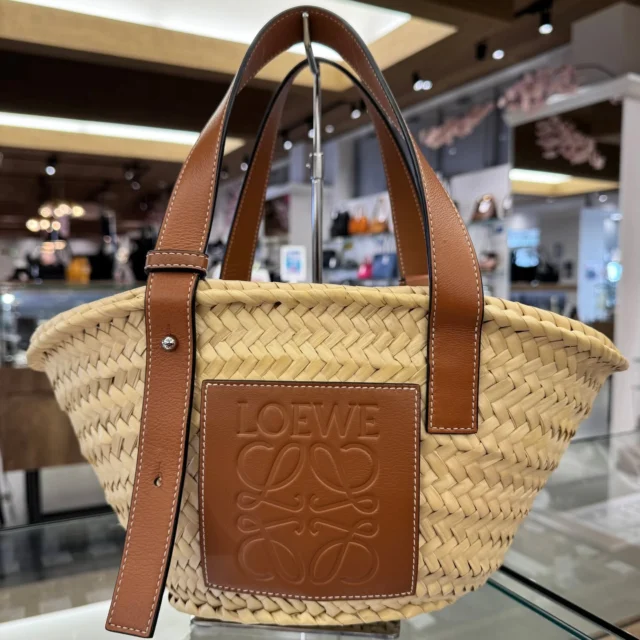 こんにちは😆
かんてい局盛岡店です✨

LOEWE ロエベから、
バスケットバッグ スモールが
店頭に入荷しました🫶🏻

これからの季節にぴったりのバッグ🧡💛

丁寧に編み込まれたヤシの葉と
カーフスキンが上品で素敵なんです🤩

これは早い者勝ち⸜🙌🏻⸝‍

ぜひ店頭にてご覧ください💖

皆さまのご来店お待ちしております🙇🏻‍♀️

#かんてい局盛岡店
#LOEWE
#ロエベ
#バスケットバッグ
#スモール
#ブランドバッグ
#ブランド販売
#ブランド買取
#質預かり
#質屋
#岩手
#盛岡
#本宮
#皆さまのご来店お待ちしております