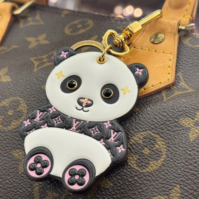 こんにちは🧡💛
かんてい局盛岡店です‼️

LOUIS VUITTON ルイヴィトンから、
M00993 ポルトクレLVパンダが
店頭に入荷しております🙋🏻‍♀️✨

村上隆氏とのコラボレーションによって誕生した
遊び心たっぷりのお品物⸜🙌🏻⸝‍

バッグやキーに付けるだけで
パッと華やかになりますね😄

ぜひ店頭にてご覧ください🙏🏻

皆さまのご来店お待ちしております🙇🏻‍♀️

#かんてい局盛岡店
#LOUISVUITTON
#ルイヴィトン
#M00993
#ポルトクレLVパンダ
#バッグチャーム
#キーチャーム
#ブランド小物
#ブランド販売
#ブランド買取
#質預かり
#質屋
#岩手
#盛岡
#本宮
#皆さまのご来店お待ちしております