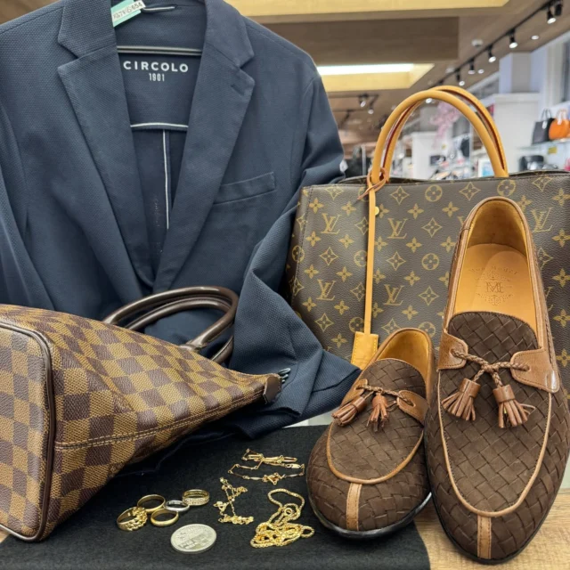 こんにちは😆
かんてい局盛岡店です🧡💛

かんてい局盛岡店では
ブランド買取10％UPを開催中です‼️

期間中毎日たくさんのお客様に
ご来店いただいております✨

ありがとうございます⸜🙌🏻⸝‍

昨日お買い取りさせていただいた
お品物になります- ̗̀‪‪💡‬ ̖́-

たくさんのお持ち込み
ありがとうございます🫶🏻

ブランド品買取10％UPは3/31(火)まで😄

お家に眠っているブランド時計や
ブランドバッグ、貴金属、ジュエリー、
ブランドアパレル等がございましたら
この機会にかんてい局盛岡店へ
お越しください︎👍🏻 ̖́-

それでは本日も
皆さまのご来店お待ちしております🙇🏻‍♀️

#かんてい局盛岡店
#買取10％UP
#買取強化
#ブランド時計
#ブランドバッグ
#貴金属
#ジュエリー
#アパレル
#ブランド販売
#ブランド買取
#質預かり
#質屋
#岩手
#盛岡
#本宮
#皆さまのご来店お待ちしております