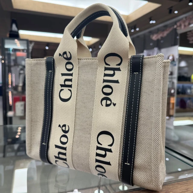 こんにちは‼️
かんてい局盛岡店です😆

Chloe クロエから、
Woody ウッディスモールトートバッグが
店頭に入荷しました⸜🙌🏻⸝‍

Woodyで1番人気のスモールサイズは、
財布やスマホ、ポーチなど
必要最低限の荷物がしっかり入るサイズ感で
日常使いにぴったり🧡💛

ロゴ入りのリボンがアクセントの
素敵なお品物です🤭

ぜひ店頭にてご覧ください🫶🏻

皆さまのご来店お待ちしております🙇🏻‍♀️

#かんてい局盛岡店
#Chloe
#クロエ
#Woody
#ウッディスモールトートバッグ
#ミニバッグ
#ブランドバッグ
#ブランド販売
#ブランド買取
#質預かり
#質屋
#岩手
#盛岡
#本宮
#皆さまのご来店お待ちしております