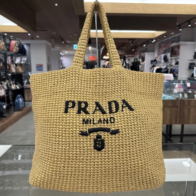 こんにちは🎵
かんてい局盛岡店です🤭

PRADA プラダから、1BG392
RAFIA ラフィア クロシェ トートバッグが
店頭に入荷しました🙋🏻‍♀️

軽量で耐久性があり、
防水性にも優れているラフィア- ̗̀‪‪💡‬ ̖́-

使い込むほどにツヤが出て、
しなやかになるそうですよ⸜🙌🏻⸝‍

大きめのPRADAのロゴも
存在感たっぷりで素敵ですね😆

ぜひ店頭にてご覧ください🧡💛

皆さまのご来店お待ちしております🚗³₃

#かんてい局盛岡店
#PRADA
#プラダ
#1BG392
#RAFIA
#ラフィアクロシェトートバッグ
#ブランドバッグ
#ブランド販売
#ブランド買取
#質預かり
#質屋
#岩手
#盛岡
#本宮
#皆さまのご来店お待ちしております
