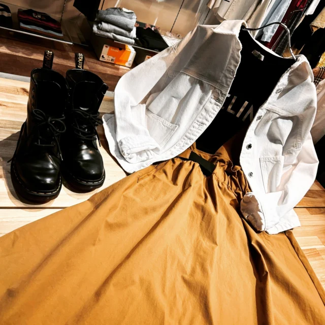 かんてい局のお洋服でリサイクルコーディネート、リサコです！ お花見どころではなくお鼻水の日々、みなさまはご無事ですか？
入荷商品から今すぐ着られる欲しいものを集めたコーディネートです🔥

リサコーデ No.200 着回し抜群で新生活応援 
＃CELINE 2X764671Q.38AW ルーズTシャツ
＃TRUNK HIROKO KOSHINO ワンショルダー2WAY]スカート
＃Dr.Matens 1480 8ホールブーツ
＃ZARA デニムジャケット

店内は今人気のブランドロゴTシャツとブランドスニーカーが売れていますのでお見逃しなくです🔥🔥
上質なものを、セカンドハンドでより身近に楽しめる！かんてい局盛岡店でみなさまのお越しをお待ちしております🥰

#セリーヌ
#Tシャツ
#ヒロココシノ
#スカート
#ドクターマーチン
#ザラ
#コーディネート
#リサコ
#ブランド販売
#ブランド買取
#ブランド古着
#かんてい局盛岡店
#岩手
#盛岡