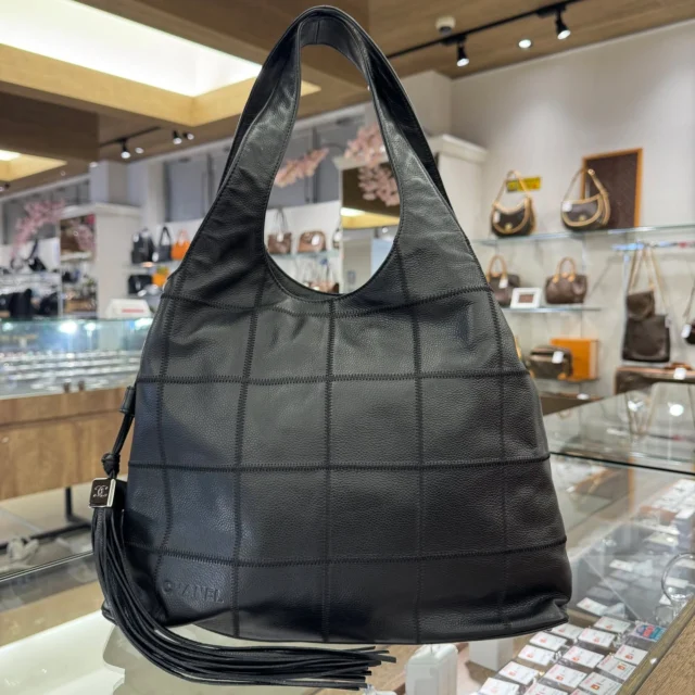 こんにちは〰
かんてい局盛岡店です😆

CHANEL シャネルから、A19983
チョコバー フリンジ付きトートバッグが
店頭に入荷しました- ̗̀‪‪💡‬ ̖́-

シャネルのアイコンの1つである
“チョコバー” のステッチが施された
シンプルなデザインのお品物😄

サイドのフリンジも印象的ですね🧡💛

ぜひ店頭にてご覧ください︎👍🏻 ̖́-

皆さまのご来店お待ちしております🙇🏻‍♀️

#かんてい局盛岡店
#CHANEL
#シャネル
#A19983
#チョコバー
#フリンジ付トートバッグ
#ブランドバッグ
#ブランド販売
#ブランド買取
#質預かり
#質屋
#岩手
#盛岡
#本宮
#皆さまのご来店お待ちしております