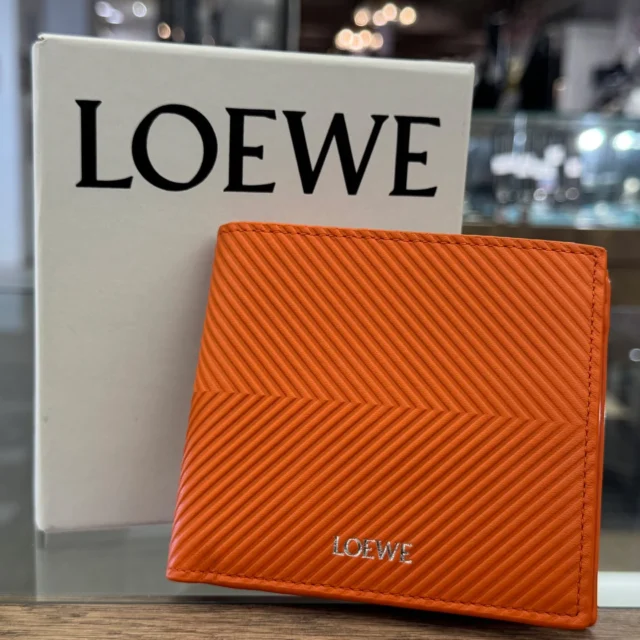 こんにちは⤴⤴
かんてい局盛岡店です⸜🙌🏻⸝‍

LOEWE ロエベから、C779501X01
バイフォールド コインウォレットが
店頭に入荷しました😆

パッと目を惹くオレンジカラー‼️

使いやすいサイズ感も魅力的ですね🤭

ぜひ店頭にてご覧ください🧡💛

皆さまのご来店お待ちしております🙇🏻‍♀️

#かんてい局盛岡店
#LOEWE
#ロエベ
#C779501X01
#バイフォールドコインウォレット
#2つ折り財布
#コンパクトウォレット
#ブランド財布
#ブランド販売
#ブランド買取
#質預かり
#質屋
#岩手
#盛岡
#本宮
#皆さまのご来店お待ちしております