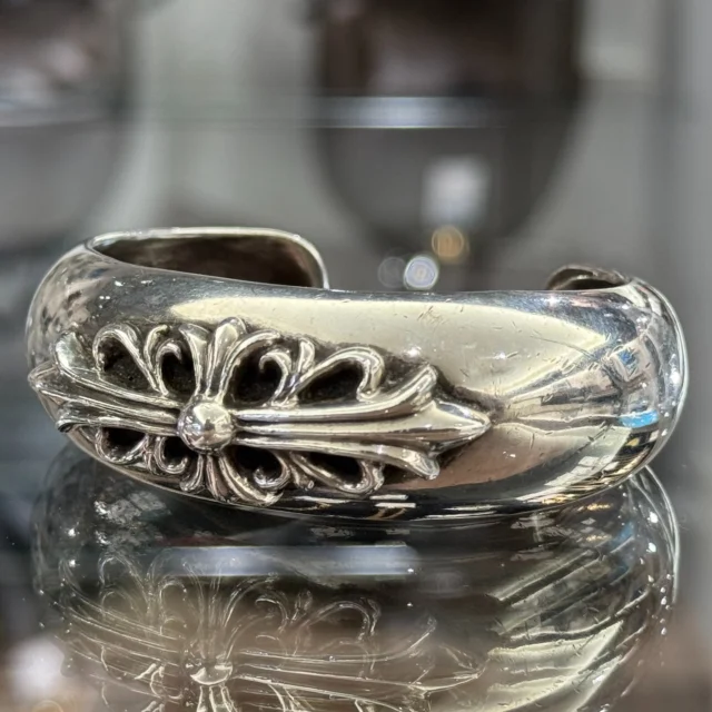 こんにちは🙋🏻‍♀️
かんてい局盛岡店です‼️

CHROME HEARTS クロムハーツから、
FLRL CUFF フローラル バンドカフ
(腕周り約16.5cm～17cm程度) が
店頭に入荷しました😄

重量はなんと約100g- ̗̀‪‪💡‬ ̖́-

存在感抜群なこちらは、
コーディネートのアクセントになってくれること
間違いなしですね👌🏻✨

もちろんご試着OK⸜🙌🏻⸝‍

気になる方はお気軽に
お近くのスタッフへお声がけください😆

皆さまのご来店お待ちしております🙇🏻‍♀️

#かんてい局盛岡店
#CHROMEHEARTS
#クロムハーツ
#FLRLCUFF
#フローラルバンドカフ
#SV925
#ブランドアクセ
#ブランド販売
#ブランド買取
#質預かり
#質屋
#岩手
#盛岡
#本宮
#皆さまのご来店お待ちしております