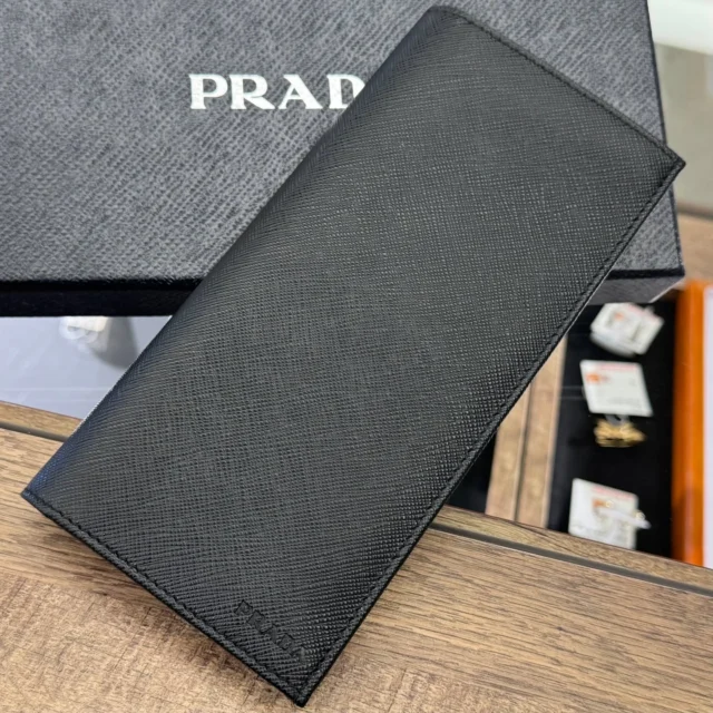 こんにちは😍
かんてい局盛岡店です‼️

PRADA プラダから、2MV836
サフィアーノ長財布が店頭に入荷しました🌼

こちらはほぼ使用感の感じられない
状態の良いお品物😆

キズやヨゴレに強い
サフィアーノレザーは耐久性抜群⸜🙌🏻⸝‍

長くお使いいただけること間違いなし🙆🏻‍♀️✨

内側にはカードポケットがたっぷりで
収納力もばっちり💮です🤭

ぜひ店頭にてご覧ください︎👍🏻 ̖́-

皆さまのご来店お待ちしております🙇🏻‍♀️

#かんてい局盛岡店
#PRADA
#プラダ
#2MV836
#サフィアーノ
#長財布
#2つ折り財布
#ブランド財布
#ブランド販売
#ブランド買取
#質預かり
#質屋
#岩手
#盛岡
#本宮
#皆さまのご来店お待ちしております