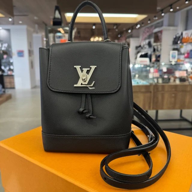 こんにちは⸜🙌🏻⸝‍
かんてい局盛岡店です😁

LOUIS VUITTON ルイヴィトンから、
M41815 ロックミー バックパックが
店頭に入荷しました🧡💛

コーディネートに合わせやすいブラックカラーに
シルバーのLV金具が素敵なお品物- ̗̀‪‪💡‬ ̖́-

コンパクトに見えますが、
必要な荷物をしっかり収納できる
万能バッグです😆‼️

ぜひ店頭にてご覧ください🫶🏻✨

皆さまのご来店お待ちしております🙇🏻‍♀️

#かんてい局盛岡店
#LOUISVUITTON
#ルイヴィトン
#M41815
#ロックミーバックパック
#LV
#リュックサック
#ブランドバッグ
#ブランド販売
#ブランド買取
#質預かり
#質屋
#岩手
#盛岡
#本宮
#皆さまのご来店お待ちしております