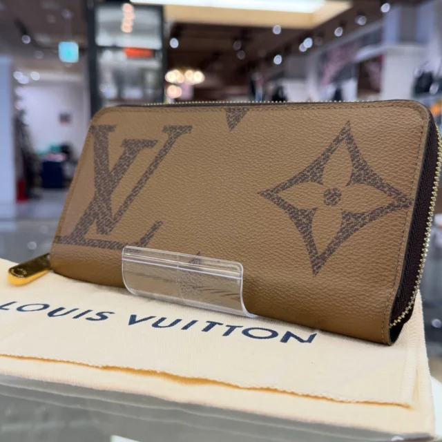 ⁡こんにちは〰️
かんてい局盛岡店です!!
⁡
LOUIS VUITTON ルイヴィトンから、
M69353 ジッピー･ウォレットが
店頭に入荷しました⸜🙌🏻⸝‍
⁡
大きめなLVロゴが目を惹く、人気の
モノグラム･ジャイアント リバースキャンバス🌈
⁡
収納力ばっちりなジッピー･ウォレットは
早い者勝ちです🧡💛

ぜひ店頭にてご覧下さい- ̗̀‪‪💡‬ ̖́-
⁡
皆さまのご来店お待ちしております🙇🏻‍♀️‪‪´-
⁡
 #かんてい局盛岡店
 #LOUISVUITTON
 #ルイヴィトン
 #M69353
 #ジッピーウォレット
#モノグラムジャイアントリバースキャンバス
#長財布
#ブランド財布
#ブランド販売
#ブランド買取
#質預かり
#質屋
#岩手
#盛岡
#本宮
#皆さまのご来店お待ちしております