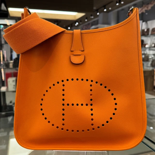こんにちは～
かんてい局盛岡店です‼️

HERMES エルメスから、
エブリン2 PMが入荷しました⸜🙌🏻⸝‍

エルメスの『H』のパンチングが印象的🧡💛

上品ですが、カジュアルさも兼ね備えた
素敵なバッグなんです😄

エブリンの中で一番人気のPMサイズ- ̗̀‪‪💡‬ ̖́-
使う度に気分がパッと明るくなりそうなオレンジカラーは
コーディネートのアクセントになってくれますね🍊

ぜひ店頭にてご覧ください🙏🏻✨️

昨日の雨とは打って変わって
今日はいい天気になりそうな盛岡😆

桜も開花してお花見にぴったりの
1日になりそうですね🌸

お出かけの際には
かんてい局盛岡店にもお越しください🚗³₃

皆さまのご来店お待ちしております🙇🏻‍♀️

#かんてい局盛岡店
#HERMES
#エルメス
#エブリン2PM
#エプソン
#ショルダーバッグ
#ブランドバッグ
#ブランド販売
#ブランド買取
#質預かり
#質屋
#岩手
#盛岡
#本宮
#皆さまのご来店お待ちしております