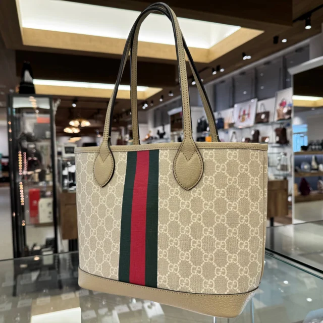 こんにちは〰
かんてい局盛岡店です😍

GUCCI グッチから、726762
オフィディア スモールトートバッグが
店頭に入荷しました👌🏻✨

ベージュ系で優しい雰囲気の
GGスプリームキャンバスに
グリーン✖レッドのシェリーラインが
とっても素敵なお品物🤭

普段使いにぴったりなサイズ感の
スタッフおすすめバッグです︎👍🏻 ̖́-

ぜひ店頭にてご覧ください🧡💛

皆さまのご来店お待ちしております🙇🏻‍♀️

#かんてい局盛岡店
#GUCCI
#グッチ
#726762
#オフィディア
#スモールトートバッグ
#ブランドバッグ
#ブランド販売
#ブランド買取
#質預かり
#質屋
#岩手
#盛岡
#本宮
#皆さまのご来店お待ちしております