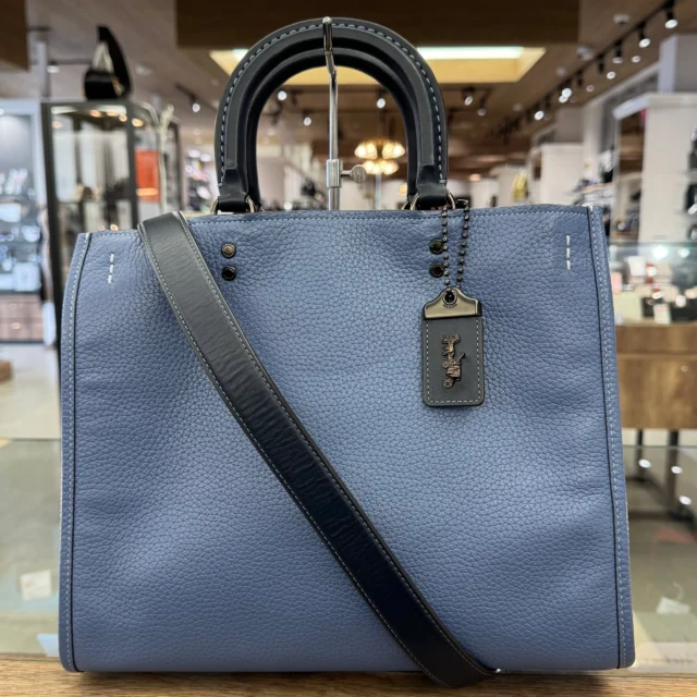 こんにちは🧡💛
かんてい局盛岡店です😄

COACH コーチから、C8012
Rogue ColorBlock
ローグ カラーブロックが
店頭に入荷しました🤭

手触りしっとりなレザーが
とっても上品なバッグ⸜🙌🏻⸝‍

飽きの来にくいデザインも
魅力的ですよね😊

ハンドバッグとしても
ショルダーバッグとしても
お使いいただけます🙆🏻‍♀️

ぜひ店頭にてご覧ください🙏🏻✨️

皆さまのご来店お待ちしております🙇🏻‍♀️

#かんてい局盛岡店
#COACH
#コーチ
#C8012
#RogueColorBlock
#ローグカラーブロック
#ブランドバッグ
#ブランド販売
#ブランド買取
#質預かり
#質屋
#岩手
#盛岡
#本宮
#皆さまのご来店お待ちしております