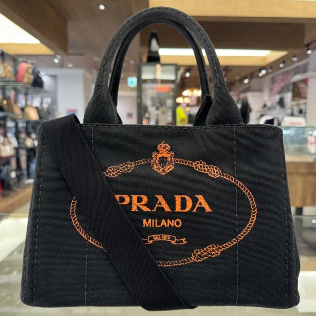 こんにちは😁
かんてい局盛岡店です🧡💛

PRADA プラダから、1BG439
カナパトートが店頭に入荷しました👌🏻´-

コーディネートに合わせやすいブラックカラーに、
オレンジのロゴが目を惹く素敵なお品物です😆

ショルダーストラップが付属しますので、
様々な持ち方が可能- ̗̀‪‪💡‬ ̖́-

スタッフおすすめのバッグとなります😄

ぜひ店頭にてご覧ください🙏🏻✨

皆さまのご来店お待ちしております🙇🏻‍♀️

#かんてい局盛岡店
#PRADA
#プラダ
#1BG439
#カナパトート
#ハンドバッグ
#ブランドバッグ
#ブランド販売
#ブランド買取
#質預かり
#質屋
#岩手
#盛岡
#本宮
#皆さまのご来店お待ちしております