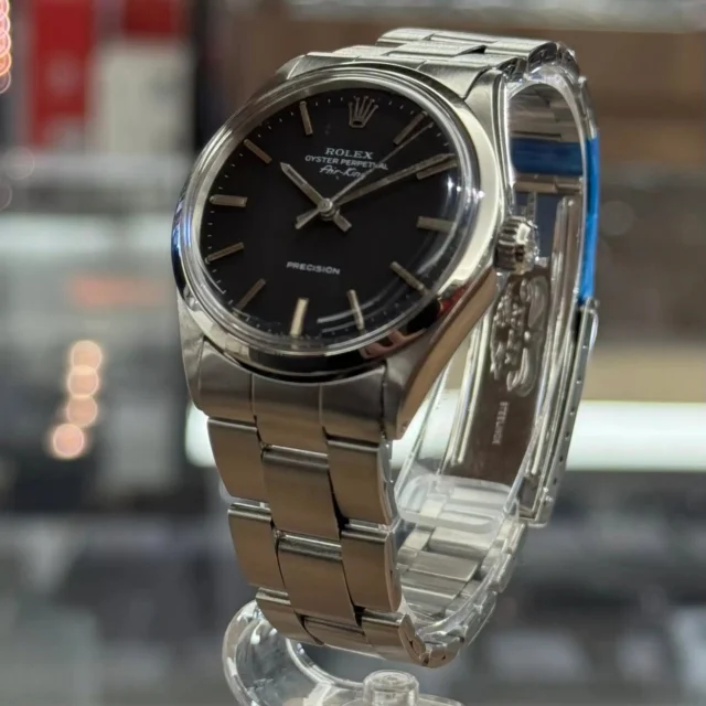 こんにちは‼️
かんてい局盛岡店です👌🏻✨

ROLEX ロレックス 5500
エアキング (1968年頃製造)、
OHと外装仕上げが終了しましたので
早速店頭に並んでおります👑

34mmの小ぶりなケースサイズ🙋🏻‍♀️

シンプルで飽きの来にくいデザインが
魅力ですね⸜🙌🏻⸝‍

プラスチック風防の丸みも
また素敵なんです🥰

もちろんご試着OK🧡💛

気になる方はお気軽に
スタッフへお声がけください😆

皆さまのご来店お待ちしております🙇🏻‍♀️

#かんてい局盛岡店
#ROLEX
#ロレックス
#5500
#エアキング
#1968年頃製造
#ブランド時計
#ブランド販売
#ブランド買取
#質預かり
#質屋
#岩手
#盛岡
#本宮
#皆さまのご来店お待ちしております