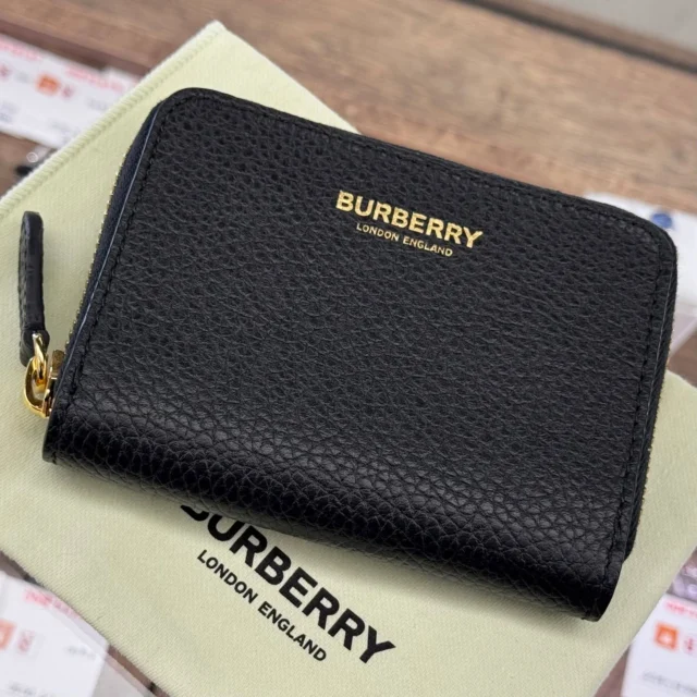 こんにちは⸜🙌🏻⸝‍
かんてい局盛岡店です😆

BURBERRY バーバリーから、
8107262 ジップアラウンドウォレット
コインケースが店頭に入荷しました🤭‼️

比較的使用感の少ない綺麗な状態✨

内側にはカードポケットや
ポケットもありますので、
これ1つで身軽にお出かけOK🧡💛

ミニバッグにもすっぽり収納できる大きさの
スタッフおすすめウォレットです🙋🏻‍♀️♫

ぜひ店頭にてご覧ください🙏🏻‎𖤐 ̖́-‬

皆さまのご来店お待ちしております🙇🏻‍♀️

#かんてい局盛岡店
#BURBERRY
#バーバリー
#8107262
#ジップアラウンドウォレット
#コインケース
#ミニ財布
#ブランド財布
#ブランド販売
#ブランド買取
#質預かり
#質屋
#岩手
#盛岡
#本宮
#皆さまのご来店お待ちしております