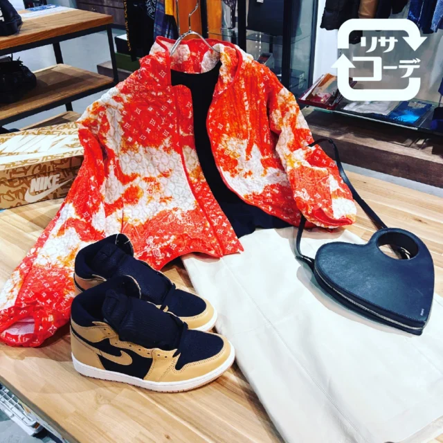 かんてい局のお洋服でリサイクルコーディネート、リサコです！さすがLOUIS VUITTON、お肌がきれいに見える✨お色味だったのでレディースコーデにしました。デニムにもばっちりきまるこちらのジャケットはただいま新生活応援OFF❤️

リサコーデ No.202 新生活応援ラストスパート ！
#LOUIS VUITTON RM222M NW1 HNB12W モノグラムバンダナフーディー【応援価格！】
#NIKE AIRJORDAN1 RETRO HIGH OG
#coperni ハートショルダーバッグ【応援価格！】
#theoryluxe ラムレザーペンシルスカート【応援価格！】

新生活応援価格もあと6日。上質なものを、セカンドハンドでより身近に楽しめる！かんてい局盛岡店でみなさまのお越しをお待ちしております👊🔥

#ルイヴィトン
#ナイキ
#エアジョーダン
#ディーゼル
#コペルニ
#リサコ
#ブランド販売
#ブランド買取
#ブランド古着
#質預かり
#質屋
#岩手
#皆さまのご来店お待ちしております