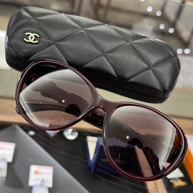 こんにちは‼️
かんてい局盛岡店です🧡💛

CHANEL シャネルから、
5316-Q-A サングラスが
店頭に入荷しました︎👍🏻 ̖́-

日差しがどんどん強くなってくる
これからの季節の必需品😆

使う度に気分が上がりそうな
素敵なデザインなんです🙆🏻‍♀️

これは早い者勝ち⸜🙌🏻⸝‍

もちろんご試着OK✨

気になる方はお気軽に
スタッフまでお声がけくださいね🙏🏻

皆さまのご来店お待ちしております🙇🏻‍♀️

#かんてい局盛岡店
#CHANEL
#シャネル
#5316-Q-A
#サングラス
#ブランド小物
#ブランド販売
#ブランド買取
#質預かり
#質屋
#岩手
#盛岡
#本宮
#皆さまのご来店お待ちしております