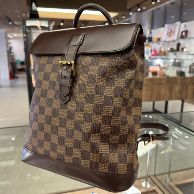 こんにちは🤭
かんてい局盛岡店です🫶🏻

LOUIS VUITTON ルイヴィトンから、
N51132 ソーホー リュックサックが
店頭に入荷しました‼️

落ち着いたダミエ柄と四角いフォルムが、
カジュアルになりすぎずおしゃれ🧡💛

両手があくのでお出かけや旅行に
とっても便利ですね︎👍🏻 ̖́-

比較的状態の良い
スタッフおすすめバッグです✨

ぜひ店頭にてご覧ください😆

かんてい局盛岡店はGW期間中も
通常通り10:00～19:00まで
毎日休まず営業いたします⸜🙌🏻⸝‍

皆さまのご来店お待ちしております🙇🏻‍♀️

#かんてい局盛岡店
#LOUISVUITTON
#ルイヴィトン
#N51132
#ソーホー
#リュックサック
#バックパック
#ブランドバッグ
#ブランド販売
#ブランド買取
#質預かり
#質屋
#岩手
#盛岡
#本宮
#皆さまのご来店お待ちしております