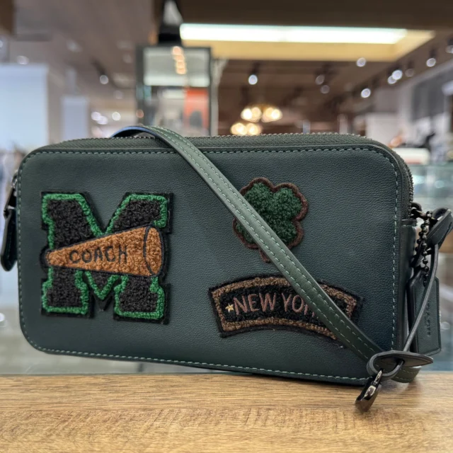 こんにちは😄‼️
かんてい局盛岡店です🌞

COACH コーチから、CG168
キラ クロスボディ･ヴァーシティパッチが
店頭に入荷しました- ̗̀‪‪💡‬ ̖́-

上品なグリーンカラー✖パッチが
素敵なバッグ😍

必要最低限の荷物で
サッとお出かけができちゃう優れものです🤭♪

ぜひ店頭にてご覧ください⸜🙌🏻⸝‍

今日もかなり気温が高くなりそうな盛岡🥵

水分補給をしっかりして
体調にはお気をつけくださいね︎👍🏻 ̖́-

皆さまのご来店お待ちしております🙇🏻‍♀️

#かんてい局盛岡店
#COACH
#コーチ
#CG168
#キラクロスボディヴァーシティパッチ
#ショルダーバッグ
#ブランドバッグ
#ブランド販売
#ブランド買取
#質預かり
#質屋
#岩手
#盛岡
#本宮
#皆さまのご来店お待ちしております