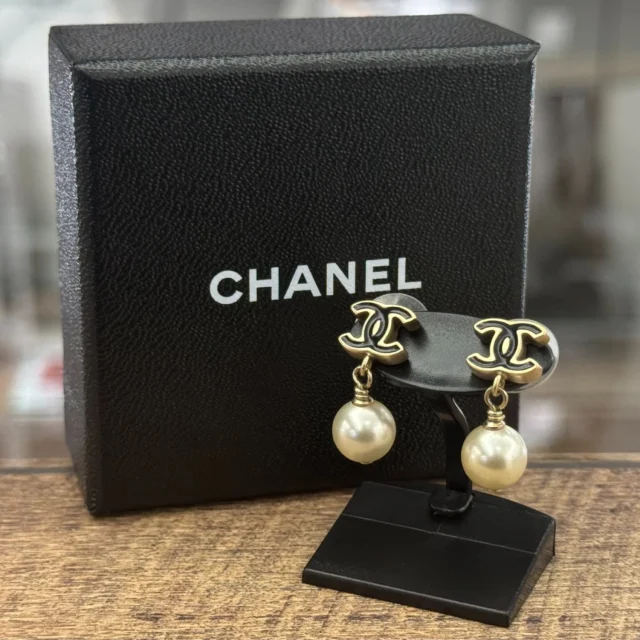 こんにちは✨
かんてい局盛岡店です😆

CHANEL シャネルから、
ココマークピアスが店頭に入荷しました🤭

シャネルのピアスは入荷する度に
すぐ売れてしまう人気商品- ̗̀‪‪💡‬ ̖́-

耳元のアクセントにいかがでしょうか❓

ぜひ店頭にてご覧ください︎👍🏻 ̖́-

皆さまのご来店をスタッフ一同
心よりお待ちしております🙇🏻‍♀️

#かんてい局盛岡店
#CHANEL
#シャネル
#ココマークピアス
#パール
#ブランドアクセ
#ブランド財布
#ブランド販売
#ブランド買取
#質預かり
#質屋
#岩手
#盛岡
#本宮
#皆さまのご来店お待ちしております
