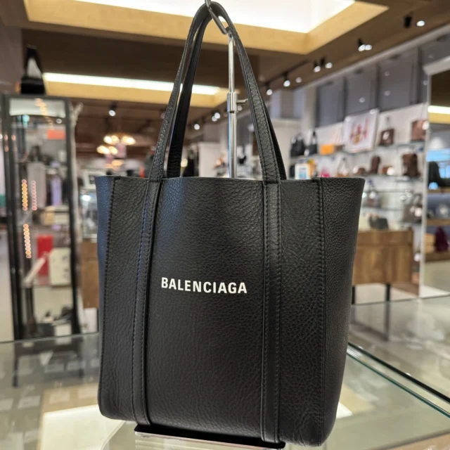 こんにちは🧡💛
かんてい局盛岡店です🎈

BALENCIAGA バレンシアガから、
551815 エブリデイトートXXSが
店頭に入荷しました😍

コーディネートに合わせやすい
ブラックカラー✖ホワイトロゴが
シンプルでおしゃれすぎるこちら︎👍🏻 ̖́-

ストラップも付属で
肩掛けや斜め掛けもOK🙆🏻‍♀️‼️

軽量で使いやすい
おすすめバッグです😆

ぜひ店頭にてご覧ください⸜🙌🏻⸝‍

GW最終日- ̗̀‪‪💡‬ ̖́-
かんてい局盛岡店は今日も元気に
19時まで営業中です🤭

皆さまのご来店お待ちしております🙇🏻‍♀️

#かんてい局盛岡店
#BALENCIAGA
#バレンシアガ
#551815
#エブリデイトートXXS
#トートバッグ
#ブランドバッグ
#ブランド販売
#ブランド買取
#質預かり
#質屋
#岩手
#盛岡
#本宮
#皆さまのご来店お待ちしております
LINEのお得な緊急速報😎！？
