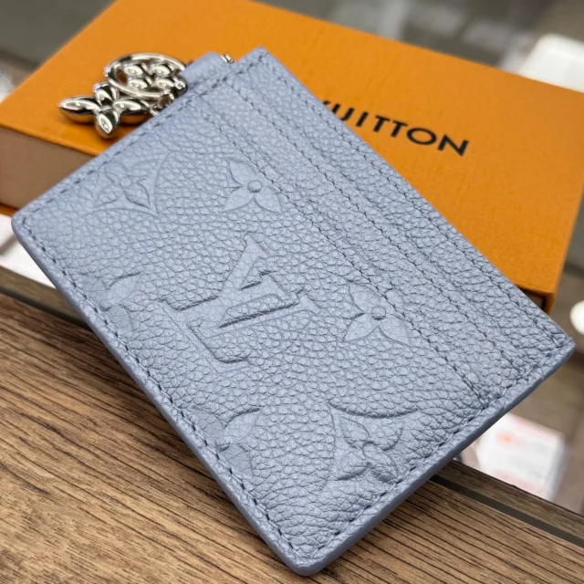 こんにちは🌼
かんてい局盛岡店です︎👍🏻 ̖́-

LOUIS VUITTON ルイヴィトンから、
M26523 ポルトカルト･LVチャームが
店頭に入荷しました🧡💛

手触りの柔らかい
モノグラム･アンプラントレザーに
ブルーフロスト(ブルー系)のカラーが
上品で素敵すぎるお品物✨

モノグラム･フラワーのチャームが
とっても可愛らしく、使う度に
気分が上がりそうですね😆‼️

ぜひ店頭にてご覧ください⸜🙌🏻⸝‍

皆さまのご来店お待ちしております🙇🏻‍♀️

#かんてい局盛岡店
#LOUISVUITTON
#ルイヴィトン
#M26523
#ポルトカルトLVチャーム
#カードケース
#ブランド小物
#ブランド販売
#ブランド買取
#質預かり
#質屋
#岩手
#盛岡
#本宮
#皆さまのご来店お待ちしております