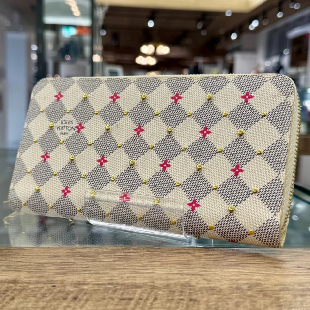 こんにちは︎👍🏻 ̖́-
かんてい局盛岡店です😆

LOUIS VUITTON ルイヴィトンから、
N64615 スタッズ ジッピーウォレットが
店頭に入荷しました🧡💛

ダミエ･アズールキャンバスに
ゴールドのスタッズとピンクのモノグラムフラワーが
パッと目を惹くお品物😍

人と被らないお財布を使いたい方に
おすすめですよ✨

ぜひ店頭にてご覧ください⸜🙌🏻⸝‍

5/7(木)と5/8(金)の2日間、
“質屋の日”を開催しております🙆🏻‍♀️

5,000円以上のお買い物の際に
LINEクーポン提示で500円OFF‼️

皆さまのご来店お待ちしております🙇🏻‍♀️

#かんてい局盛岡店
#LOUISVUITTON
#ルイヴィトン
#N64615
#ジッピーウォレット
#ダミエアズール
#ブランド財布
#ブランド販売
#ブランド買取
#質預かり
#質屋
#岩手
#盛岡
#本宮
#皆さまのご来店お待ちしております