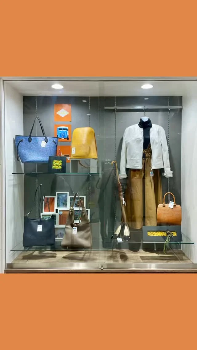 こんにちは😊かんてい局盛岡店です‼️
入口にあるハイケースのディスプレイを変更いたしました☔

〈テーマ〉
No.11『雨音に寄り添う静かな名品』

桜の季節が過ぎるとやってくるのはやわらかな雨音が日常に溶け込む梅雨の季節。
落ちついた色味や質感を中心に天候に左右されずに心地よく過ごせるアイテムを集めました☔
気になる商品ございましたらぜひお気軽にスタッフまでお声がけくださいね🙇🏻‍♀️
皆さまのご来店心よりお待ちしております🙇‍♀️💕

#ブランド買取 
#ブランド販売 
 #質預かり