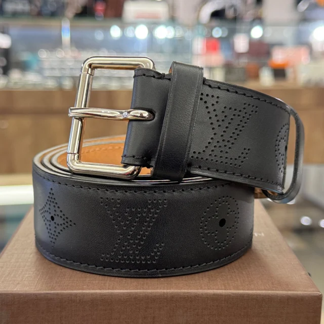 こんにちは🌼
かんてい局盛岡店です︎👍🏻 ̖́-

LOUIS VUITTON ルイヴィトンから、
M6931 サンチュール ペルフォ
サイズ表記90/36が入荷しました😆

パンチングでモノグラムパターンを表現した
マヒナレザーが素敵なお品物⸜🙌🏻⸝‍

ほぼ使用感の感じられない
綺麗な状態です🤭🎶

サイズが合えばお買い得ですよ✨
ぜひ店頭にてご覧ください🧡💛

皆さまのご来店お待ちしております🙇🏻‍♀️

#かんてい局盛岡店
#LOUISVUITTON
#ルイヴィトン
#M6931
#サンチュールペルフォ
#ブランド小物
#ブランド販売
#ブランド買取
#質預かり
#質屋
#岩手
#盛岡
#本宮
#皆さまのご来店お待ちしております