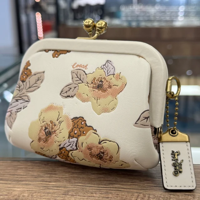 こんにちは‼️
かんてい局盛岡店です︎👍🏻 ̖́-

COACH コーチから、89605
キスロック･コインパースが
店頭に入荷しました🌼

落ち着いたホワイトカラーに
上品な花柄が素敵なお品物🧡💛

内側にはカードが4枚収納可- ̗̀‪‪💡‬ ̖́-
ミニ財布としてもお使いいただけます⸜🙌🏻⸝‍
⁡
母の日の贈り物にもおすすめ🎁♡
ぜひ店頭にてご覧ください😆

皆さまのご来店お待ちしております🙇🏻‍♀️

#かんてい局盛岡店
#COACH
#コーチ
#89605
#キスロックコインパース
#がま口財布
#ブランド財布
#ブランド販売
#ブランド買取
#質預かり
#質屋
#岩手
#盛岡
#本宮
#皆さまのご来店お待ちしております