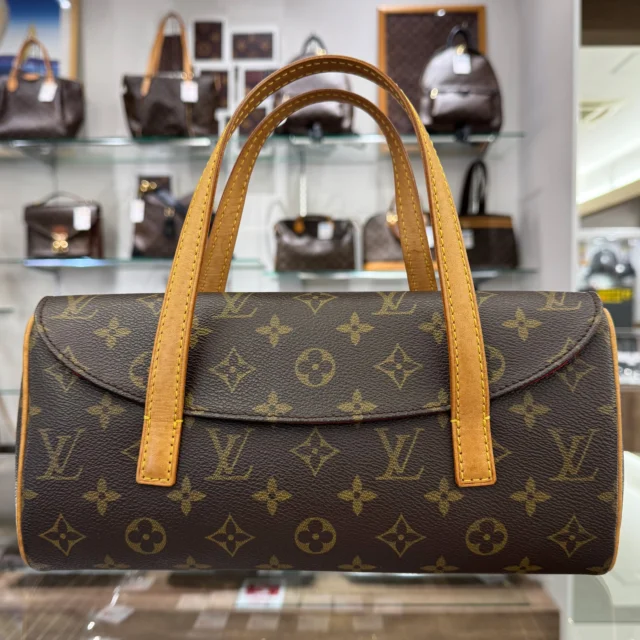 こんにちは😄
かんてい局盛岡店です✨

LOUIS VUITTON ルイヴィトンから、
M51902 ソナチネが店頭に入荷しました🙆🏻‍♀️

コンパクトで普段でも使いやすい
サイズ感が魅力的⸜🙌🏻⸝‍

マグネットで開閉も楽々なんです🧡💛

比較的使用感の少ない
おすすめハンドバッグです︎👍🏻 ̖́-

ぜひ店頭にてご覧ください‼️

皆さまのご来店お待ちしております🙇🏻‍♀️

#かんてい局盛岡店
#LOUIS VUITTON
#ルイヴィトン
#M51902
#ソナチネ
#モノグラム
#ブランドバッグ
#ブランド販売
#ブランド買取
#質預かり
#質屋
#岩手
#盛岡
#本宮
#皆さまのご来店お待ちしております