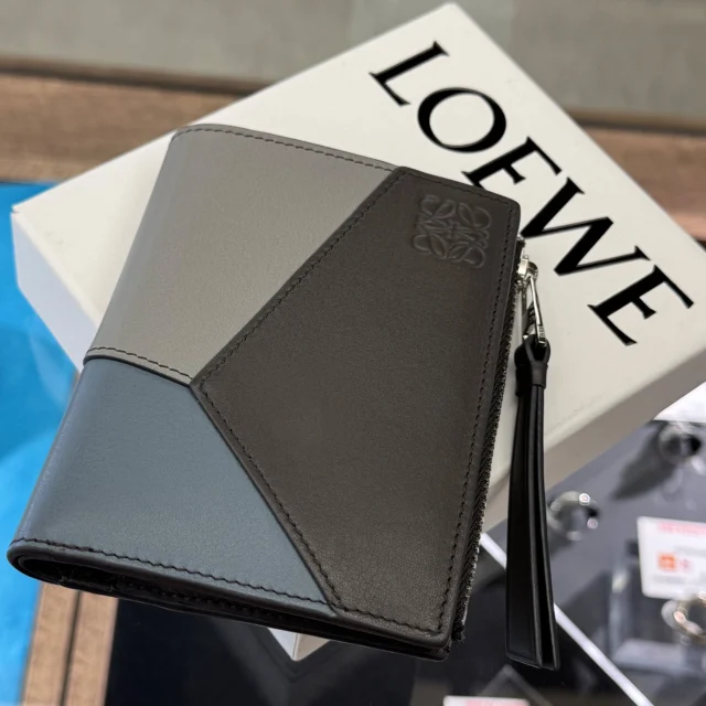 こんにちは💛🧡
かんてい局盛岡店です‼️

LOEWE ロエベから、C510W73X09
パズル スリム コンパクトウォレットが
店頭に入荷しました🙆🏻‍♀️

ロエベのアイコンバッグである
パズルシリーズをデザインに落とし込んだ
コンパクトウォレット- ̗̀‪‪💡‬ ̖́-

上質なレザーで高級感たっぷり😍

使用感少なめの
スタッフおすすめ商品です︎👍🏻 ̖́-

ぜひ店頭にてご覧ください😆

皆さまのご来店お待ちしております🙇🏻‍♀️

#かんてい局盛岡店
#LOEWE
#ロエベ
#C510W73X09
#パズルスリムコンパクトウォレット
#ブランド財布
#ブランド販売
#ブランド買取
#質預かり
#質屋
#岩手
#盛岡
#本宮
#皆さまのご来店お待ちしております