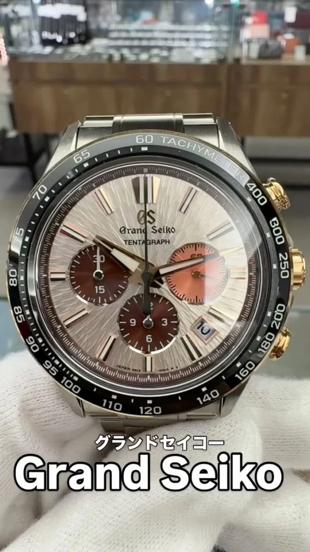 こんにちは〰️
かんてい局盛岡店です‼️
⁡
Grand Seiko グランドセイコー SLGC006
エボリューション9コレクション テンタグラフが
店頭に入荷しました⸜🙌🏻⸝‍
⁡
グランドセイコー雫石スタジオから望む
朝日に輝く岩手山を再現した文字盤が
素敵な1本🌅
⁡
ブライトチタンを採用しつつ、
所々にあしらわれた18Kピンクゴールドが
高級感たっぷりです🫶🏻️︎✨️
⁡
もちろん店頭ではご試着OK🥳
⁡
お近くのスタッフへお声がけください🧡💛
⁡
皆さまのご来店お待ちしております🙇🏻‍♀️
⁡
 #かんてい局盛岡店
 #GrandSeiko
 #グランドセイコー
 #SLGC006
 #腕時計