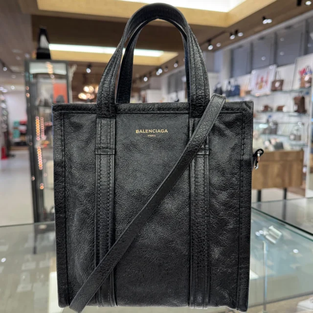 こんにちは‼️
かんてい局盛岡店です⸜🙌🏻⸝‍

BALENCIAGA バレンシアガから、
452458 バザールショッパーXSが
店頭に入荷しました😆

シンプルでスタイリッシュな
デザインが素敵なバッグ- ̗̀‪‪💡‬ ̖́-

普段使いにぴったりなサイズ感、
取り外し可能なショルダーストラップで
トートバッグとしてもショルダーバッグとしても
お使いいただける万能バッグです︎👍🏻 ̖́-

ぜひ店頭にてご覧ください🧡💛

皆さまのご来店お待ちしております🙇🏻‍♀️

#かんてい局盛岡店
#BALENCIAGA
#バレンシアガ
#452458
#バザールショッパーXS
#ブランドバッグ
#ブランド販売
#ブランド買取
#質預かり
#質屋
#岩手
#盛岡
#本宮
#皆さまのご来店お待ちしております