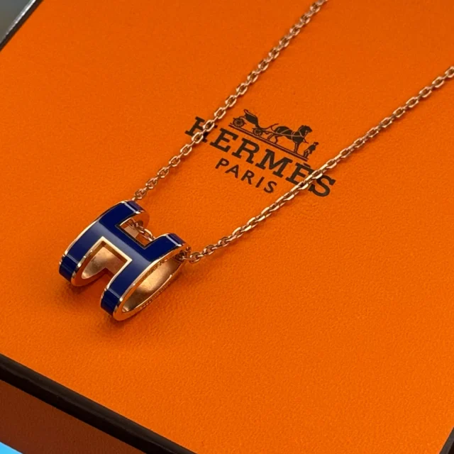 こんにちは🎵
かんてい局盛岡店です😍

HERMES エルメスから
ポップアッシュHネックレスが
店頭に入荷しました🤭

チェーンは約40cm- ̗̀‪‪💡‬ ̖́-

コロンとしたHモチーフが
可愛らしいネックレス😆

肌馴染みの良い
ピンクゴールドのチェーンが
とっても素敵なんです︎👍🏻 ̖́-

もちろんご試着OK💛🧡

気になる方はお気軽に
お近くのスタッフへお声がけください⸜🙌🏻⸝‍

皆さまのご来店お待ちしております🙇🏻‍♀️

#かんてい局盛岡店
#HERMES
#エルメス
#ポップアッシュHネックレス
#ブランドアクセ
#ブランド販売
#ブランド買取
#質預かり
#質屋
#岩手
#盛岡
#本宮
#皆さまのご来店お待ちしております